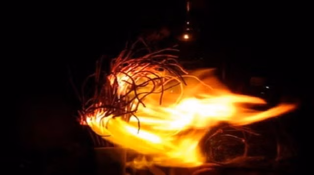 Cần đảm bảo an toàn phòng chống cháy nổ nhất là vào dịp cuối năm, khi các gia đình thắp hương nhiều (Ảnh minh họa)