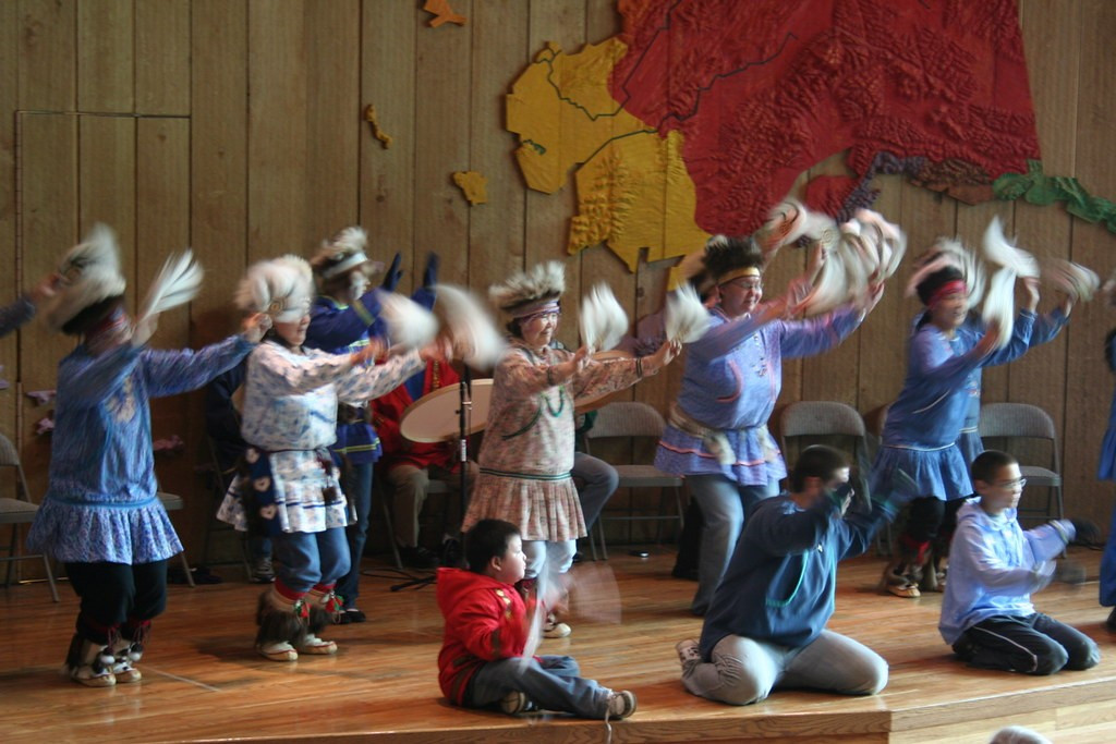  Âm nhạc và vũ điệu kể chuyện bằng chuyển động. Những điệu múa Yupik kết hợp trống tay và động tác hình thể, tái hiện hành trình săn bắn, chu kỳ mùa và mối quan hệ giữa con người với thiên nhiên. Ảnh: Cindy Zackowitz.