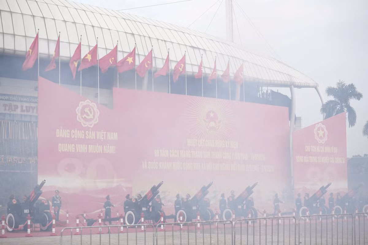 6h45, 15 cỗ đại bác đồng loạt khai hỏa, mở màn cho Lễ diễu binh, diễu hành trọng thể kỷ niệm 80 năm Quốc khánh 2/9.