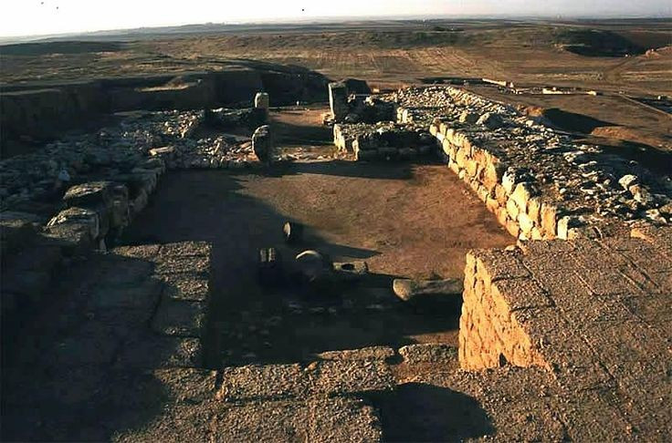  Thành Mari được xây dựng khoảng năm 2900 TCN. Thành nằm ở miền đông Syria, là cửa ngõ giao thương giữa Sumer và vùng Cận Đông. Ảnh: Pinterest.