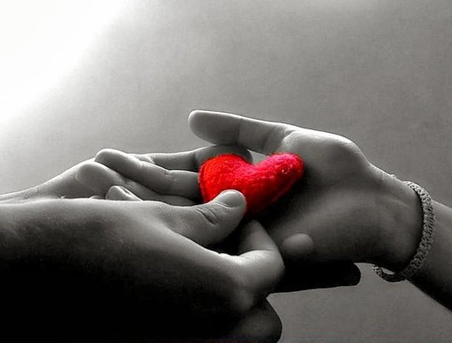 Tình cảm không giống như một món đồ có thể cho và nhận dễ dàng. (Ảnh: Sohu)