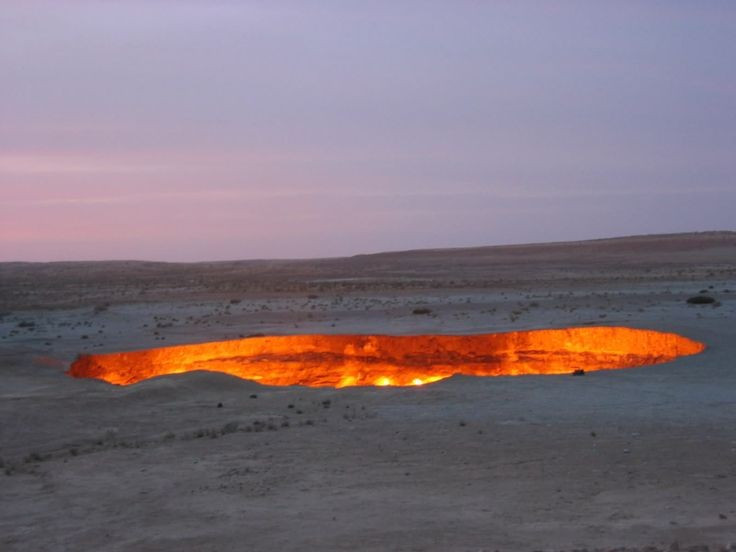  4. Đường kính miệng hố hơn 60 mét. Miệng hố có đường kính khoảng 60–70 mét và sâu gần 30 mét, đủ lớn để thấy ánh lửa rực đỏ từ xa. Ảnh: Pinterest.