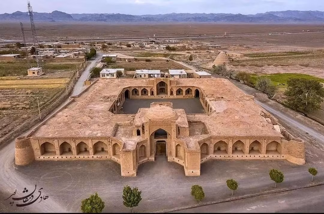  Là “nhà trọ sa mạc” của Con đường Tơ lụa. Caravanserai là những khu nhà trọ kiên cố được xây dựng dọc các tuyến thương mại lớn của Ba Tư cổ đại, đặc biệt trên Con đường Tơ lụa. Tại đây, các đoàn thương nhân cùng lạc đà chở hàng có thể dừng chân nghỉ ngơi, tiếp nước và trao đổi hàng hóa sau những chặng đường dài xuyên sa mạc. Ảnh: Pinterest.