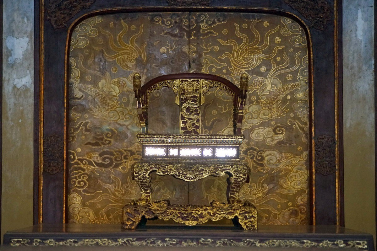 Từng trải qua nhiều biến động lịch sử. Trong thế kỷ 20, Hoàng thành Huế trải qua chiến tranh và nhiều biến động chính trị. Dù vậy, ngai vàng vẫn được bảo tồn và gìn giữ, trở thành chứng tích lịch sử của một giai đoạn quan trọng trong lịch sử Việt Nam.