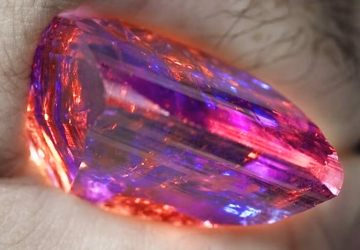  4. Được Tiffany &amp; Co. đặt tên. Công ty kim hoàn nổi tiếng Tiffany &amp; Co. đã đặt tên cho loại đá này là "Tanzanite" để vinh danh nơi duy nhất nó được tìm thấy và quảng bá ra thế giới. Ảnh: Pinterest.