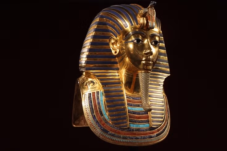  Mặt nạ vàng của Tutankhamun là biểu tượng của Ai Cập cổ đại. Vật phẩm này nặng hơn 10 kg, khắc tinh xảo từng đường nét gương mặt nhà vua. Ảnh: Pinterest.