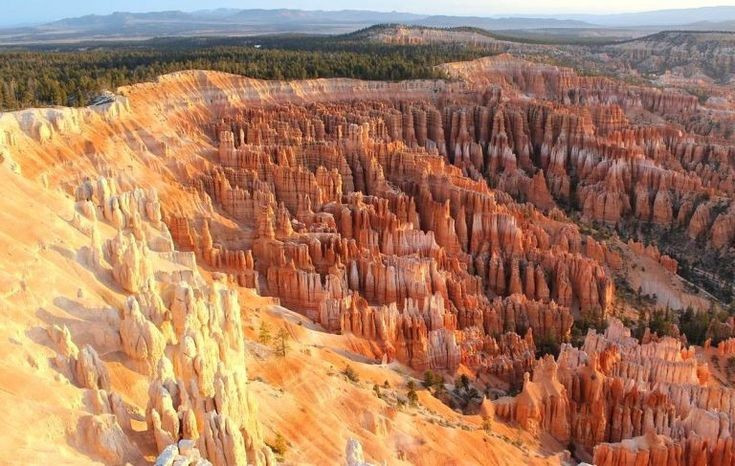  Màu sắc thay đổi theo thời điểm trong ngày. Đá ở đây chuyển từ cam, đỏ đến hồng tùy góc nắng. Ảnh: Pinterest.