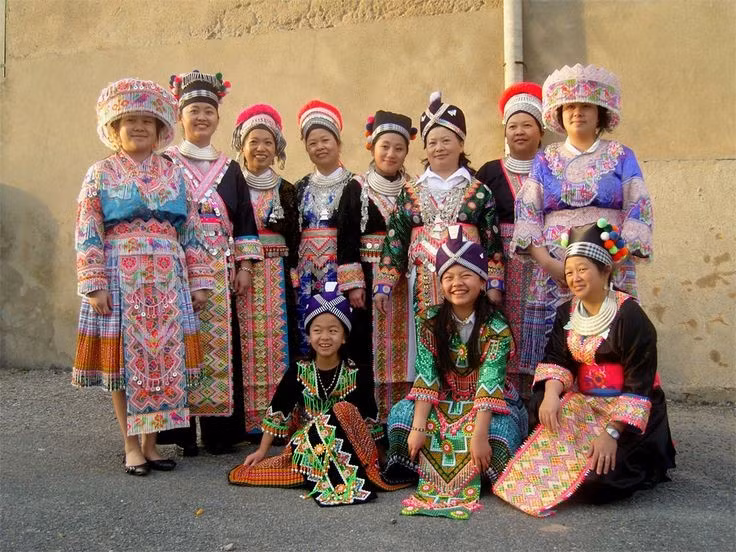  Bắt nguồn từ Bắc Cực?Truyền thuyết của người H’mông nói rằng họ đã đến từ những vùng đất cực kỳ lạnh lẽo, ở nơi đó bóng tối kéo dài 6 tháng và ánh sáng cũng kéo dài 6 tháng - phù hợp với mô tả về Bắc Cực. Từ nơi này, họ đã đến vùng núi phía Nam Trung Quốc theo những chuyến đi săn. Ảnh: Pinterest.