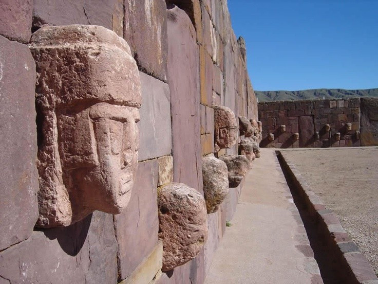  Vai trò trung tâm tôn giáo khu vực. Nhiều dấu tích cho thấy Tiwanaku là thánh địa thu hút cư dân từ khắp vùng núi Andes, song cấu trúc quyền lực tôn giáo vẫn là ẩn số. Ảnh: Pinterest.