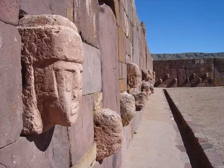  Vai trò trung tâm tôn giáo khu vực. Nhiều dấu tích cho thấy Tiwanaku là thánh địa thu hút cư dân từ khắp vùng núi Andes, song cấu trúc quyền lực tôn giáo vẫn là ẩn số. Ảnh: Pinterest.