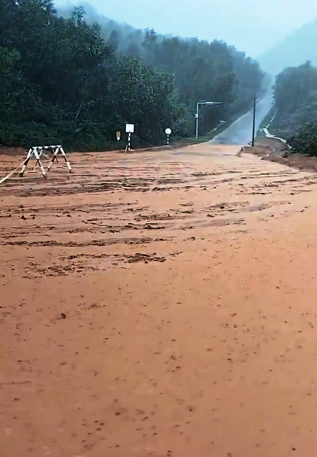 Tuyến đường ven sông Bù Lu (xã xã Chân Mây - Lăng Cô) đoạn giao với đầu tuyến đường ven núi Cảnh Dương dẫn vào khu du lịch đã bị bùn đất vùi lấp.