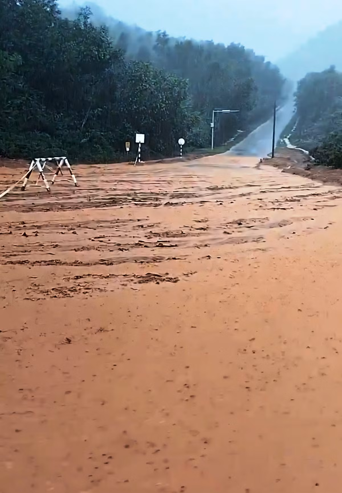 Tuyến đường ven sông Bù Lu (xã xã Chân Mây - Lăng Cô) đoạn giao với đầu tuyến đường ven núi Cảnh Dương dẫn vào khu du lịch đã bị bùn đất vùi lấp.