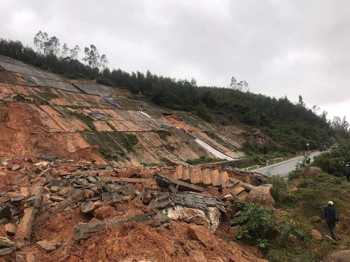 Núi Cảnh Dương (xã Chân Mây - Lăng Cô) từng bị , vùi lấp đường sá vào tháng 12/2020.