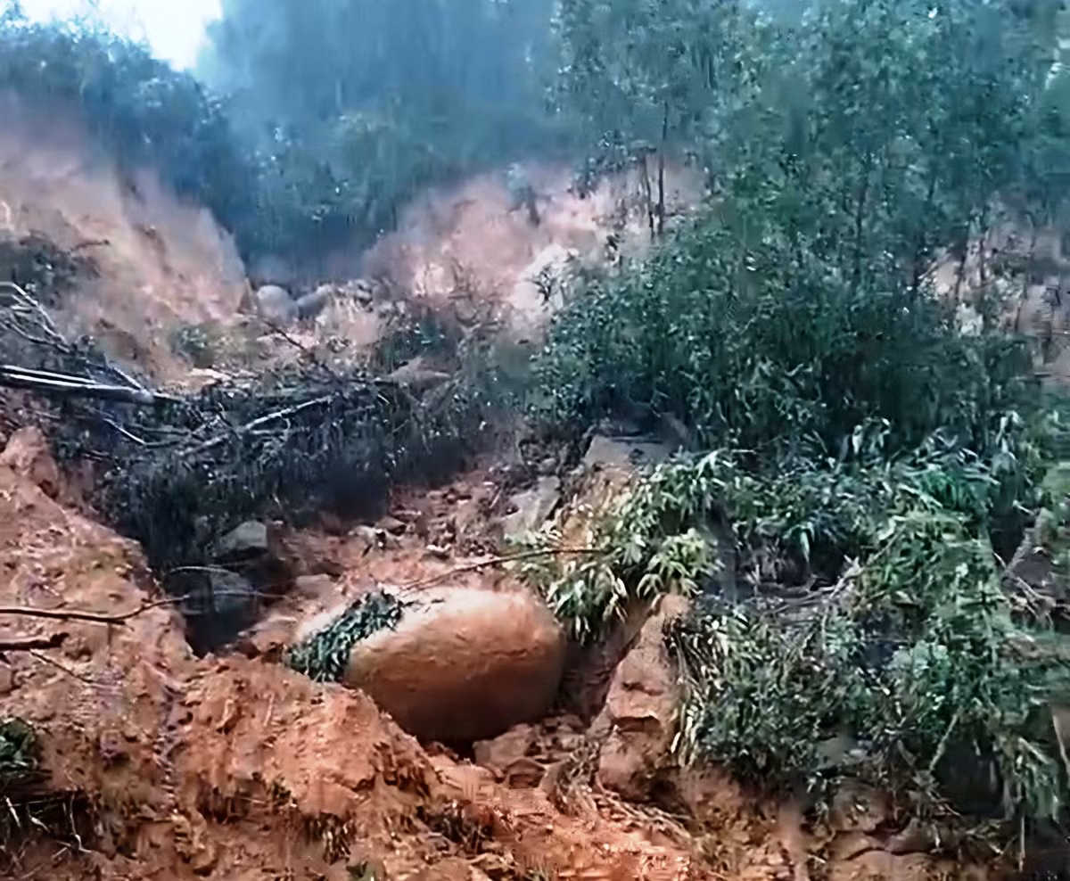 Nước lũ từ đồi cao tràn xuống mang theo đất đá vùi lấp đường sá.