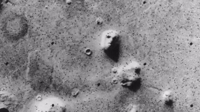 Khuôn mặt trên sao Hỏa. Một bức ảnh năm 1976 cho thấy một vùng đất trên sao Hỏa giống khuôn mặt người. Sau này, ảnh rõ nét hơn cho thấy đó chỉ là một ngọn đồi với bóng đổ tạo hình.