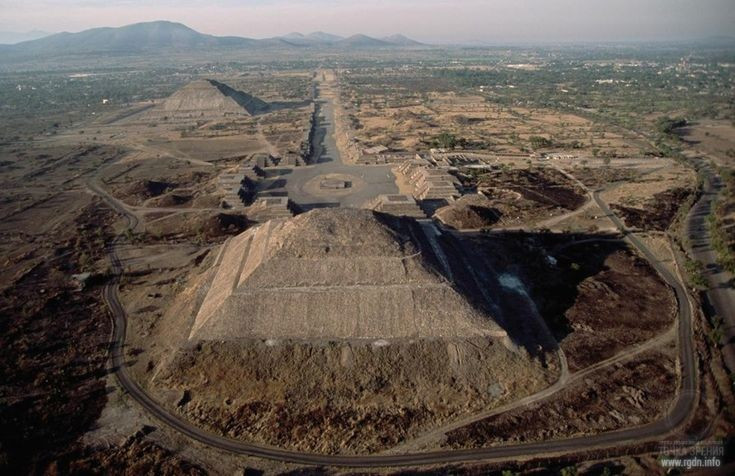  Là thành phố cổ lớn nhất châu Mỹ thời tiền Colombo. Vào thời kỳ cực thịnh khoảng thế kỷ 1-5, Teōtīhuacān có thể đạt dân số hơn 100.000 người, vượt xa hầu hết các đô thị cùng thời trên thế giới. Ảnh: Pinterest.