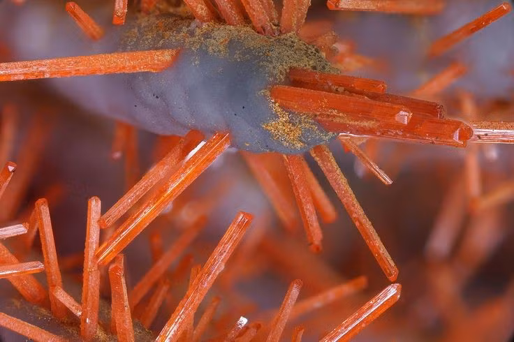  Được phát hiện từ thế kỷ 18. Khoáng vật này góp phần giúp các nhà hóa học nghiên cứu tính chất của crom. Ảnh: Pinterest.