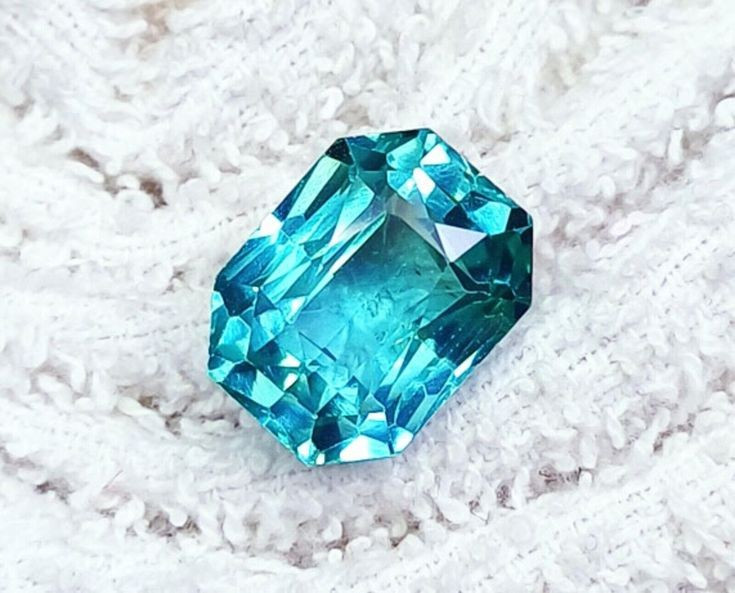  7. Giá trị cực kỳ cao. Một carat Grandidierite chất lượng cao có thể đạt mức giá hàng chục nghìn USD, sánh ngang với kim cương. Ảnh: Pinterest.