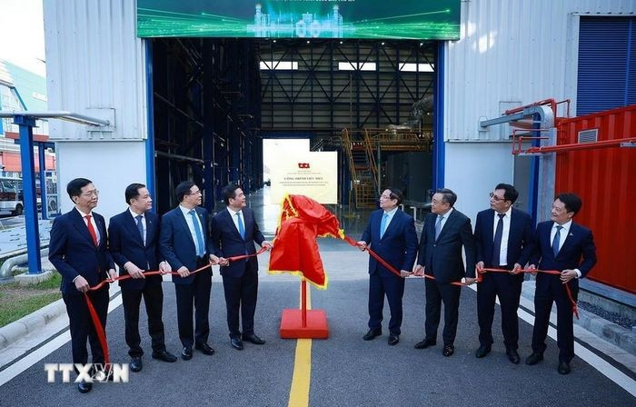 Thủ tướng Phạm Minh Chính và các đại biểu dự Lễ khánh thành Nhà máy Điện khí LNG Nhơn Trạch 3 và 4 và gắn biển Công trình chào mừng Đại hội XIV của Đảng. (Ảnh: Dương Giang/TTXVN)