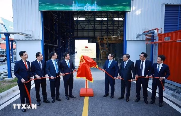 Thủ tướng Phạm Minh Chính và các đại biểu dự Lễ khánh thành Nhà máy Điện khí LNG Nhơn Trạch 3 và 4 và gắn biển Công trình chào mừng Đại hội XIV của Đảng. (Ảnh: Dương Giang/TTXVN)