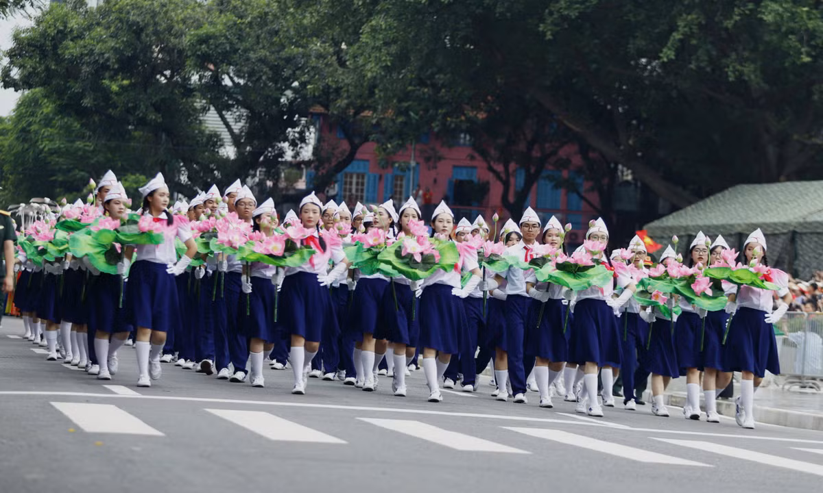 Đặc biệt, sự xuất hiện của đoàn đại biểu Đội Thiếu niên Tiền phong Hồ Chí Minh với sắc khăn quàng đỏ tươi thắm, gương mặt rạng rỡ đã góp phần tiếp thêm sức sống trẻ trung, tươi mới cho quảng trường lịch sử.