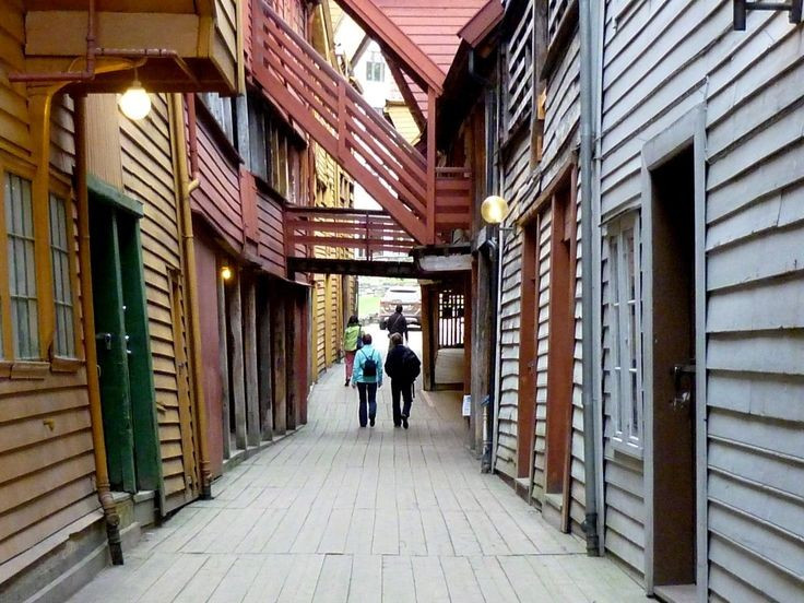 Bên trong là mạng lưới hẻm và sân gỗ độc đáo. Phía sau mặt tiền các tòa nhà là hệ thống lối đi hẹp, cầu thang gỗ và những khoảng sân nhỏ nối liền các công trình với nhau. Mạng lưới này từng là nơi lưu trữ hàng hóa, văn phòng và chỗ ở của các thương nhân Hanseatic trong thời kỳ hưng thịnh của Bryggen. Ảnh: Pinterest.