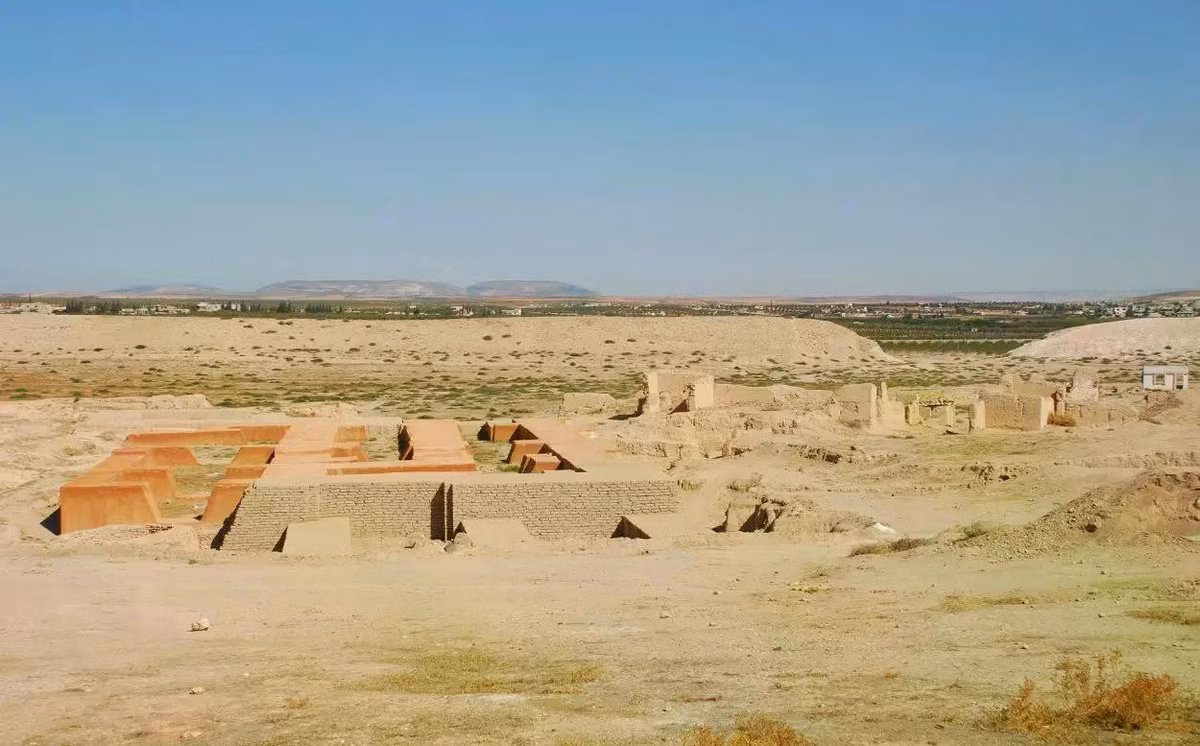 Từng là kinh đô hùng mạnh của một vương quốc cổ. Qatna phát triển rực rỡ trong thiên niên kỷ II TCN và từng là thủ đô của vương quốc Qatna cổ đại. Nhờ vị trí chiến lược trên các tuyến thương mại, thành phố này nhanh chóng trở thành trung tâm chính trị và quân sự quan trọng ở Syria cổ. Ảnh: heritagedaily.com.