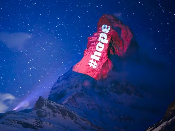  8. Đỉnh Matterhorn được thắp sáng vào năm 2020 như biểu tượng hy vọng. Trong đại dịch COVID-19, Matterhorn được chiếu đèn với thông điệp đoàn kết và khích lệ toàn cầu. Ảnh: TMZ.
