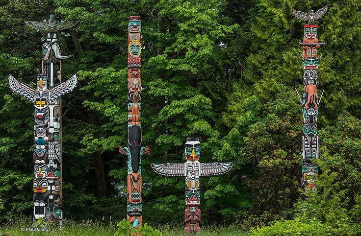  Nghệ thuật chạm khắc mang tính biểu tượng. Những cột totem Haida với hình đại bàng, quạ, gấu và cá voi không chỉ là tác phẩm nghệ thuật mà còn kể lại lịch sử và huyền thoại của các dòng tộc. Ảnh: Pinterest.