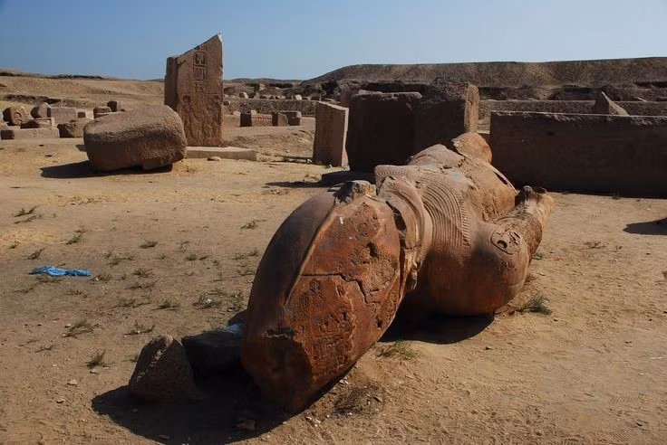  Từng bị nhầm lẫn với thành phố Pi-Ramesses. Trong nhiều thế kỷ, các nhà nghiên cứu cho rằng Tanis chính là Pi-Ramesses – kinh đô lừng danh của pharaoh Ramesses II. Chỉ đến thế kỷ 20, khảo cổ học mới chứng minh đây là hai thành phố khác nhau. Ảnh: Pinterest.