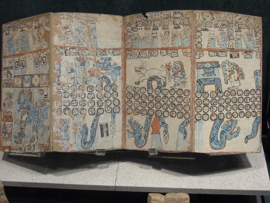  6. Liên quan đến nghề bói toán Maya. Nhiều nội dung trong bản thảo phản ánh hoạt động của các thầy bói Maya, cho thấy tầm quan trọng của chiêm tinh trong xã hội cổ. Ảnh: Pinterest.