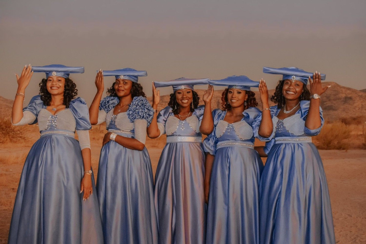  Văn hóa Herero vẫn được bảo tồn mạnh mẽ ngày nay. Dù trải qua nhiều biến động lịch sử, người Herero vẫn duy trì được nhiều truyền thống đặc sắc như trang phục, nghi lễ và lễ hội cộng đồng. Các sự kiện văn hóa và lễ tưởng niệm lịch sử thường thu hút đông đảo người Herero từ nhiều vùng đến tham dự, thể hiện niềm tự hào về bản sắc dân tộc của họ. Ảnh: Pinterest.