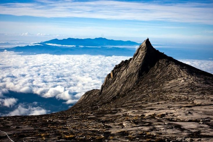  Núi Kinabalu là ngọn núi cao nhất Malaysia. Với độ cao khoảng 4.095 m, núi Kinabalu thống trị cảnh quan Vườn quốc gia Kinabalu, tạo nên nhiều vành đai sinh thái từ rừng nhiệt đới đến thảm thực vật núi cao. Ảnh: Pinterest.