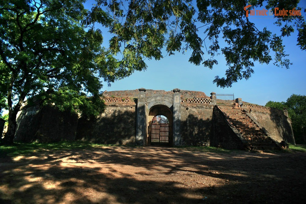 Được xây dựng dưới thời vua Minh Mạng. Hổ Quyền được khởi công năm 1830, thời Minh Mạng, nhằm phục vụ các cuộc đấu giữa voi và hổ như một hình thức nghi lễ hoàng gia và biểu trưng quyền uy triều đình.