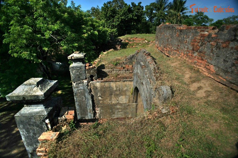 Xuất hiện trong nhiều ghi chép và giai thoại. Nhiều tài liệu triều Nguyễn và giai thoại dân gian Huế vẫn lưu truyền những câu chuyện về các trận đấu dữ dội, phản ánh ấn tượng mạnh mẽ gắn với công trình này.