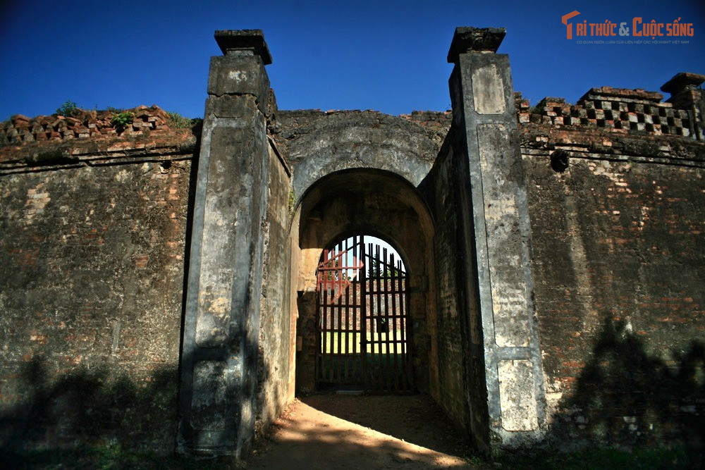 Voi là biểu tượng tối cao của quyền lực nhà nước. Trong tư duy triều Nguyễn, voi đại diện cho trật tự, kỷ cương và sức mạnh chính thống, còn hổ tượng trưng cho sự hung bạo, hỗn loạn cần bị chế ngự.