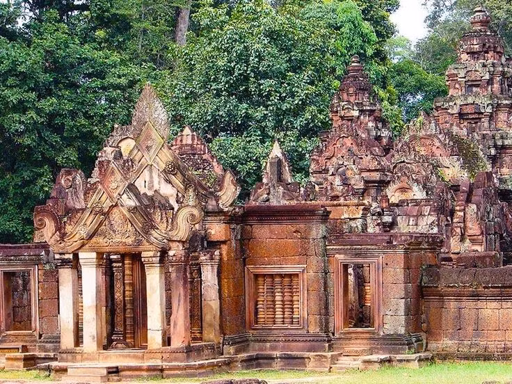  Tên gọi có nghĩa là “Pháo đài của phụ nữ”. Cái tên Banteay Srei thường được dịch là “Thành trì của các thiếu nữ” hoặc “Pháo đài của cái đẹp”, gắn với sự tinh tế trong nghệ thuật chạm khắc. Ảnh: Pinterest.