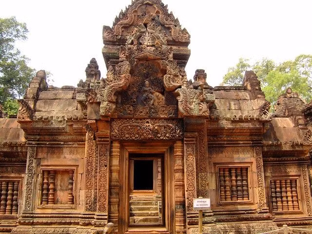  Nổi tiếng với đá sa thạch hồng. Ngôi đền được xây dựng bằng đá sa thạch màu hồng hiếm gặp, tạo nên sắc thái rực rỡ và mềm mại khác biệt so với các đền Khmer khác. Ảnh: Pinterest.