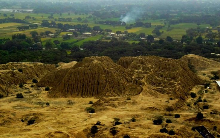  Quần thể kim tự tháp bằng đất lớn nhất Peru. Túcume sở hữu hơn 26 kim tự tháp, phân bố trên diện tích rộng lớn, tạo nên một cảnh quan tôn giáo – chính trị đồ sộ hiếm thấy ở châu Mỹ cổ đại. Ảnh: Pinterest.