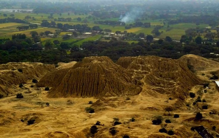 Quần thể kim tự tháp bằng đất lớn nhất Peru. Túcume sở hữu hơn 26 kim tự tháp, phân bố trên diện tích rộng lớn, tạo nên một cảnh quan tôn giáo – chính trị đồ sộ hiếm thấy ở châu Mỹ cổ đại. Ảnh: Pinterest.