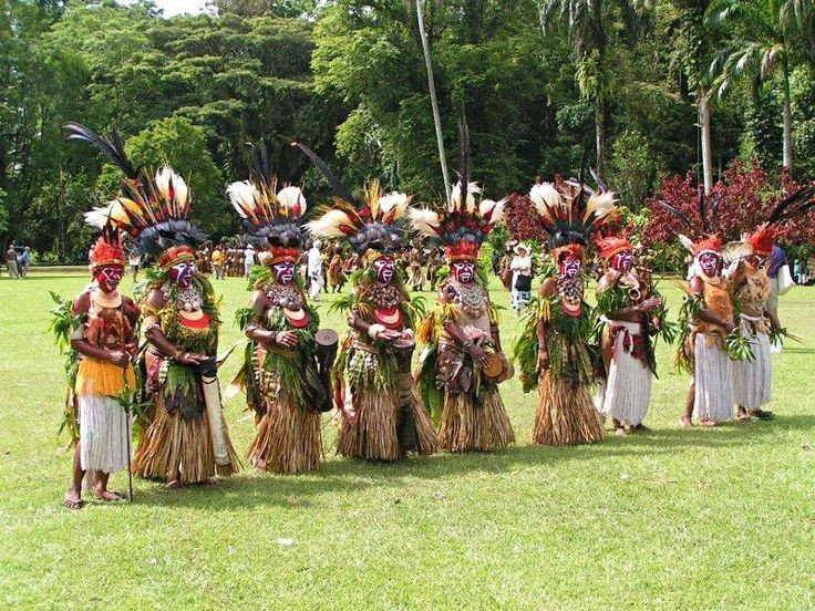  Hệ thống xã hội dựa trên huyết thống và làng bản. Cộng đồng Papua được tổ chức quanh các dòng họ và làng nhỏ, nơi quyền lực thường thuộc về trưởng lão hoặc những cá nhân có uy tín nghi lễ hơn là quyền lực chính trị tập trung. Ảnh: Pinterest.