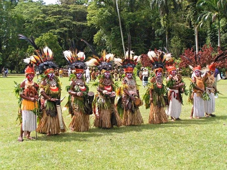  Hệ thống xã hội dựa trên huyết thống và làng bản. Cộng đồng Papua được tổ chức quanh các dòng họ và làng nhỏ, nơi quyền lực thường thuộc về trưởng lão hoặc những cá nhân có uy tín nghi lễ hơn là quyền lực chính trị tập trung. Ảnh: Pinterest.