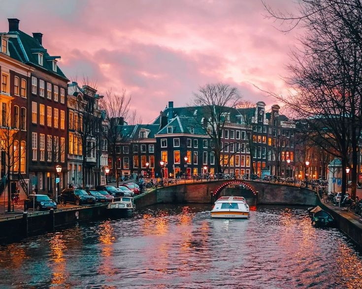  Nổi tiếng với hệ thống kênh đào độc đáo. Amsterdam được biết đến với mạng lưới kênh đào hình vòng cung xây dựng từ thế kỷ 17. Hệ thống kênh này không chỉ giúp kiểm soát nước mà còn tạo nên cảnh quan đặc trưng với hàng trăm cây cầu và những dãy nhà cổ dọc bờ kênh. Ảnh: Pinterest.