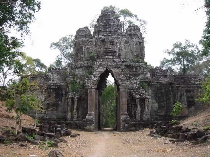  2. Cổng thành khổng lồ. Năm cổng thành được trang trí bằng tượng mặt thần khổng lồ bốn phía, thể hiện quyền lực và sự uy nghiêm của hoàng triều. Ảnh: Pinterest.