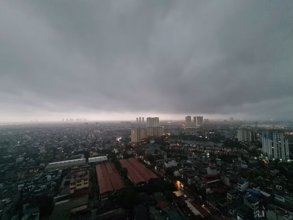 Ngày 7/10/2025, một đám mây đối lưu rất lớn xuất hiện trên Hà Nội, kèm cảnh báo mưa lớn, lốc và sét trong vài giờ tiếp theo. Được nhiều người ghi hình lại, đám mây khổng lồ này phản ánh hoạt động đối lưu dữ dội của khí quyển trong vùng. Ảnh: Dân Việt.