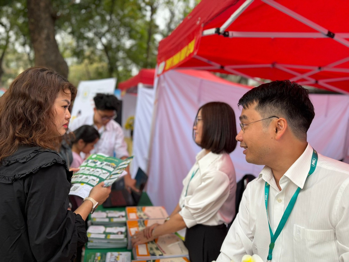 Giáo viên Trường THPT Phan Huy Chú tư vấn về tuyển sinh lớp 10 cho phụ huynh.