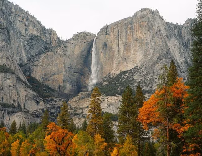  4. Có thể khô cạn vào một số thời điểm. Vào cuối mùa hè và đầu thu, thác đôi khi cạn nước hoàn toàn do lượng mưa và tuyết tan giảm. Ảnh: Pinterest.