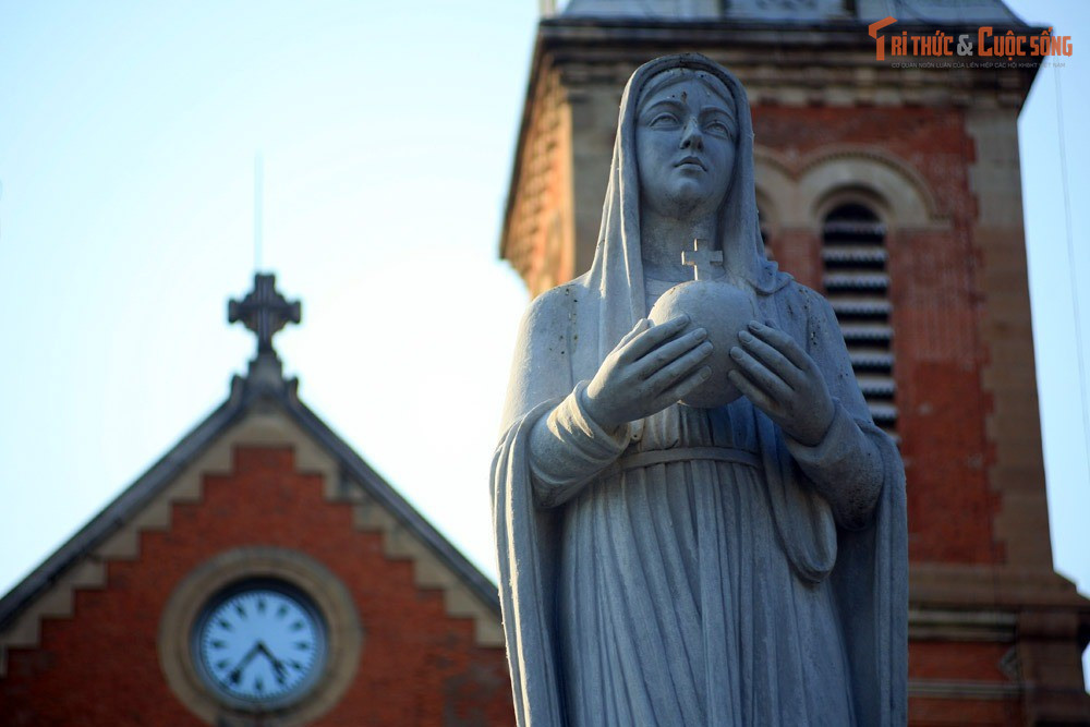 Tượng Đức Mẹ trước nhà thờ xuất hiện muộn hơn gần 80 năm. Tượng Đức Mẹ Hòa Bình bằng đá cẩm thạch được dựng năm 1959, không thuộc thiết kế ban đầu.