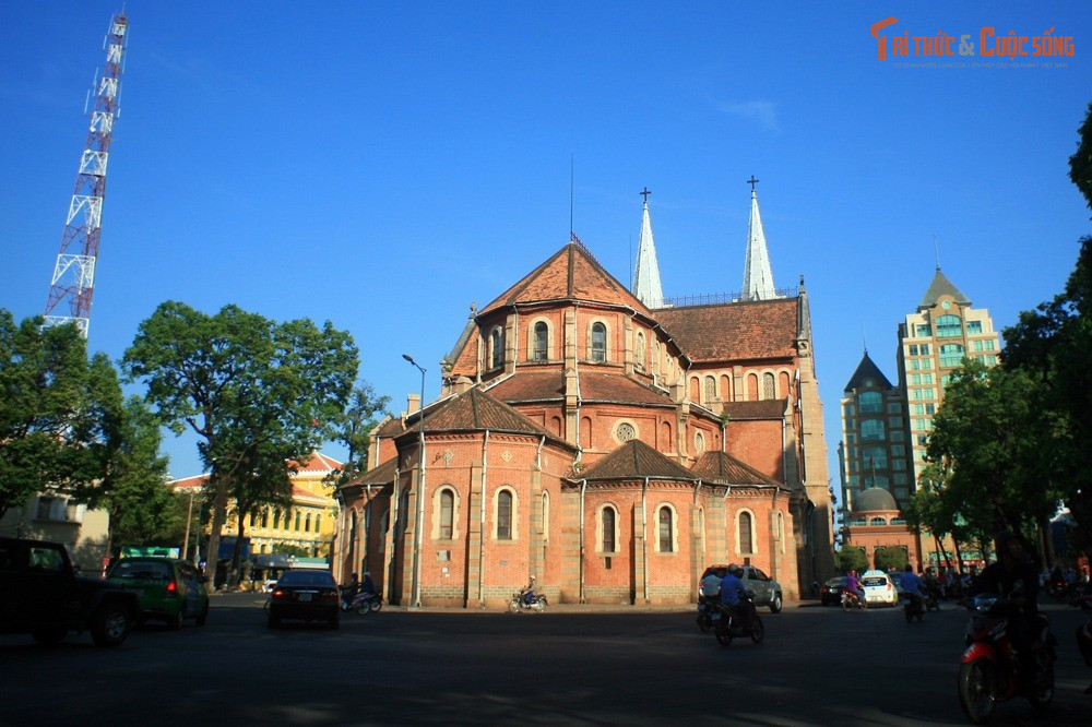 Là mốc không gian trung tâm của Sài Gòn xưa. Nhà thờ Đức Bà cùng Bưu điện Trung tâm tạo thành trục cảnh quan quan trọng bậc nhất đô thị Sài Gòn thời Pháp thuộc.