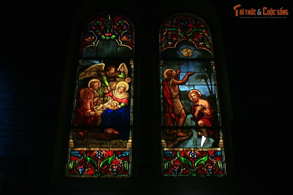 Bên trong có hệ thống kính màu rất tinh xảo. Các ô kính mô tả tích Thánh được chế tác tại Pháp, vừa trang trí vừa tạo hiệu ứng ánh sáng trang nghiêm.
